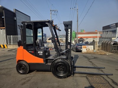 두산 2.5톤 디젤 중고지게차 더블타이어 얀마엔진 화성지게차