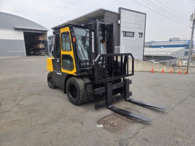 두산 노랭이 D3.5톤 디젤 중고지게차 힌지드 캐빈