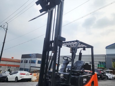 두산 프로 2.5톤 디젤 중고지게차 힌지드 얀마엔진