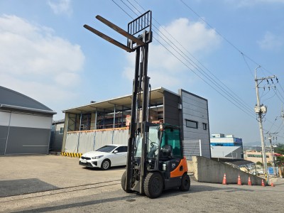 특A급 중고지게차 두산 2.5톤 3단마스트 2012년식 신차원칠…