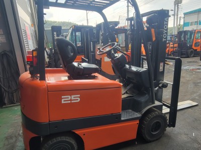 도요타 2.5톤 3m 좌식전동 전기지게차 저렴하게 팝니다.