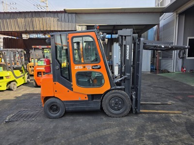 두산 2.5톤 로드스태빌라이져 디젤 중고지게차 보고가세요