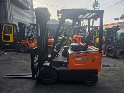 두산1.5톤 19년식 3단마스트 4.7m상승 사이드쉬프트 좌식전…