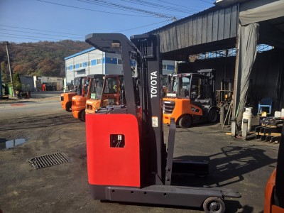 도요타1.5톤 3단마스트 5m상승 입식전동 전기지게차 저렴하게 …