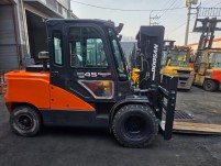 두산 4.5톤 삼단마스트 인상4.2m 영업용 디젤 중고지게차