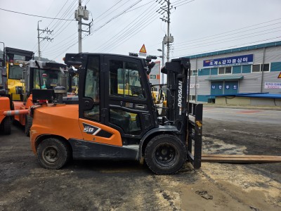 두산지게차 D50SE-9 디젤 미니5톤 중고지게차 (신차급 5스…