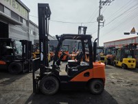 두산 3톤 3단마스트 7m 자동발 디젤 중고지게차 / 201…