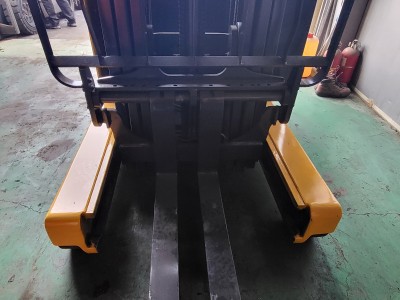 코마츠 1.8톤 3단마스트 4.5m상승 입식전동 전기지게차 저렴…