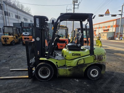 클라크 2.5톤 3단마스트 중고지게차 보고가세요