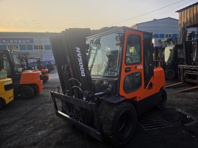 두산 4.5톤 3단마스트 더블 자동발 풀옵션 디젤중고지게차