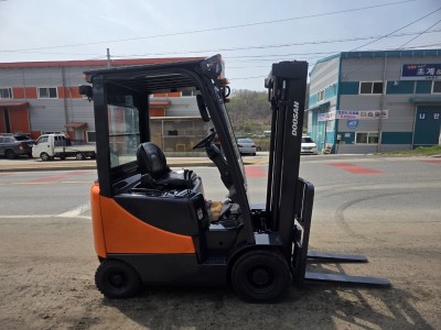 두산지게차 D15S-5 디젤 1.5톤 중고지게차