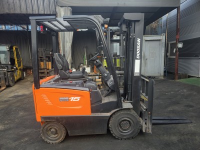 두산1.5톤 19년식 3단마스트 4.7m상승 사이드쉬프트 좌식전…