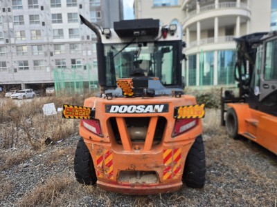 17년식 두산 7톤 2단 풀옵션 디젤 중고지게차