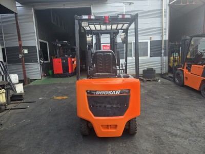 두산1.5톤 19년식 3단마스트 4.7m상승 사이드쉬프트 좌식전…