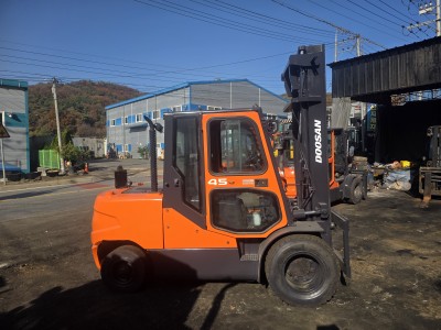 두산4.5톤 하이마스트4m 자동발 디젤중고지게차