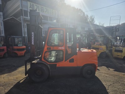 두산4.5톤 하이마스트4m 3스풀 자동발 디젤중고지게차