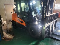 25년식 두산 4.5톤 듀얼3단 4.2m 신차 풀옵션 디젤 …