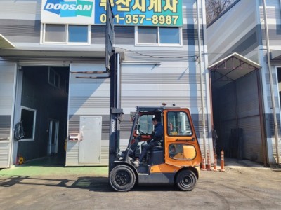 두산 2.5톤 가스지게차