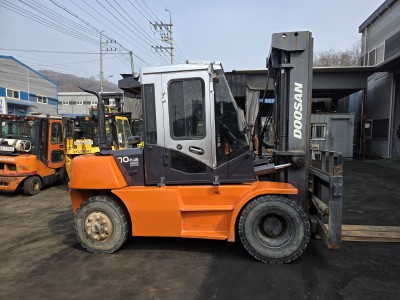 두산 7톤 3단마스트 5.6m 풀옵션 중고지게차 / 엔진DB58