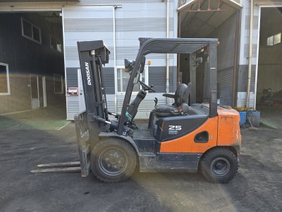 두산 2.5톤 3단마스트 디젤 중고지게차 보고가세요