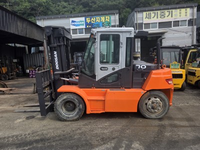 두산지게차 D70S-7 디젤 7톤 3단마스트(투붐) 중고지게차
