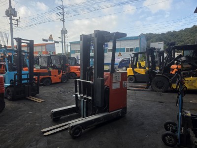 도요타 1.5톤 5미터상승 입승식 전동지게차 리치형 저렴하게 팝…