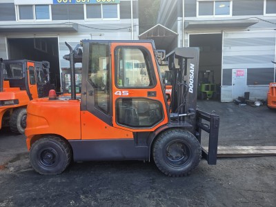 중고지게차 두산 4.5톤 3단마스트(원붐) 4스풀, 편개자동발,…