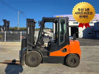 중고지게차 두산 3톤 12년식 사이드쉬프트 반캐빈 디젤지게차 1…