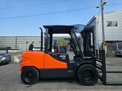 두산 인기 빨갱이 모델 4.5톤 지게차｜2010년식 자동발