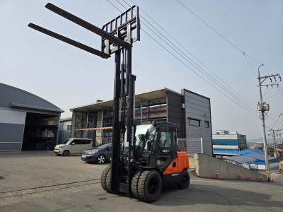 현장용 고급장비 찾는다면! 두산 4.5톤 지게차 3단+풀캐빈+풀…