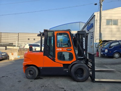 두산 4.5톤 디젤지게차 풀옵션! 캐빈+자동발+더블타이어