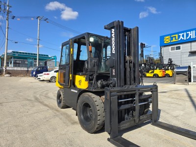 중고지게차 A급 두산 4.5톤 3단마스트 캐빈 자동발 디젤지게차