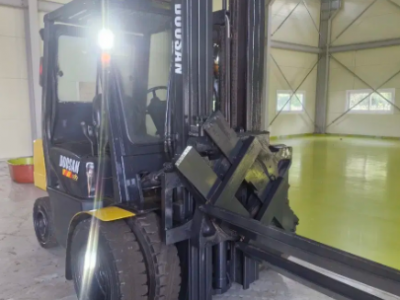 두산 2.5톤 더블타이어식 3단마스타 디젤지게차 회전형 로우테팅