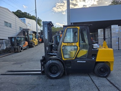 중고지게차 A급 두산 4.5톤 3단마스트 자동발 디젤지게차