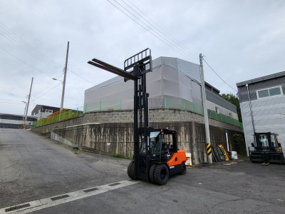 두산 미니5톤 3단 자동발 특A급 16년식 디젤지게차