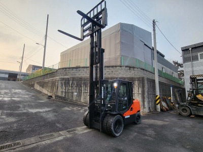두산 4.5톤 3단마스트 자동발 정비완료 16년식 디젤지게차