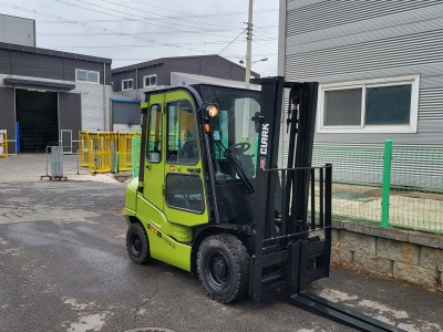 클라크 2.5톤 자동발 풀캐빈 신차급 사용시간 디젤지게차