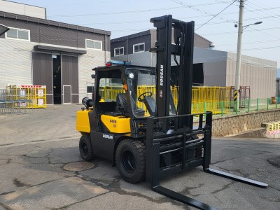 두산 4.5톤 하이마스트 4.5미터 풀옵션 노랭이 디젤지게차