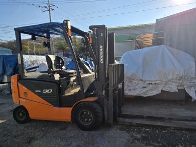 신차급 두산 전동3톤 지게차 22년식 운행시간 500H