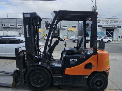 귀한 두산 좌식 2.5톤 디젤지게차 pro-5 삼단4.7m인상 …