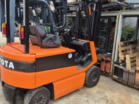 배터리2019년식 저렴한 도요타 좌식2.5톤 전동지게차 3m…