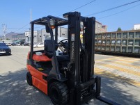 배터리가 2018년식 도요타 7FB 좌식 2.5톤 전동지게차…