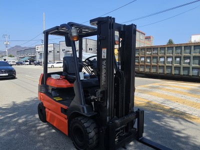 배터리가 2018년식 도요타 7FB 좌식 2.5톤 전동지게차 삼…