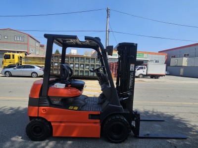 최신형 도요타 좌식 7FB 2.5톤 전동지게차 삼단4.3m인상 …