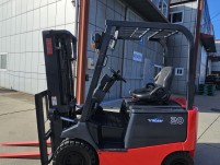 배터리가 2019년식인 최신형 니찌유 좌식 2톤 전동지게차 …