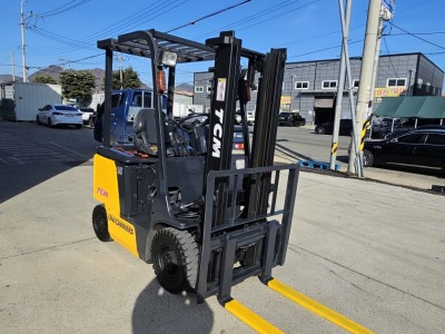 배터리가 2018년식인 티시엠 좌식 1.5톤 전동지게차 사이드시…