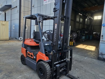 저렴한 초특가 최신 도요타 좌식7FB1.5톤 전동지게차 4M 자…